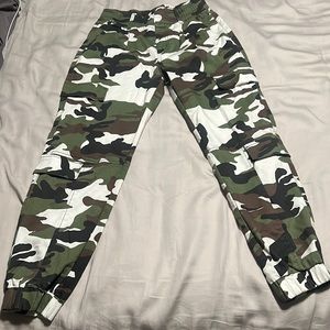 Camo cargo pants size 5 in women